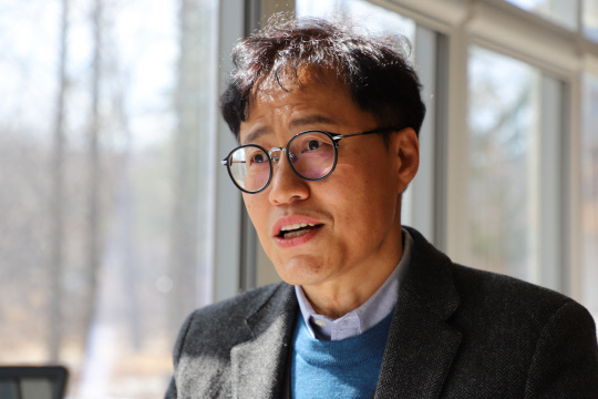 김수경 한국지질자원연구원 박사는 &quot;폐자원의 재자원화 기술은 첨단산업을 선도하기 위한 선택이 아닌 필수&quot;라며 &quot;리튬 주도의 공급망 확보 전략에서 구리, 알루미늄, 망간 등으로 눈을 돌려야 한다&quot;고 말했다.  지자연 제공